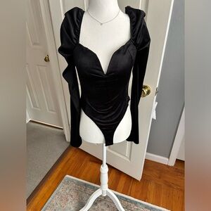 NWT Francesca’s size s faux velvet black body suit with puff sleeve